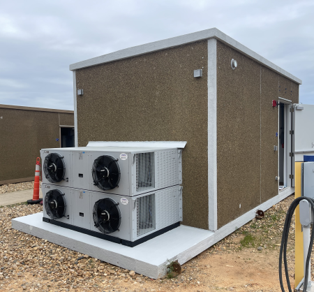 Solução sustentável AIRSYS UniCool-Edge com tecnologia Free Cooling e controle automatizado.