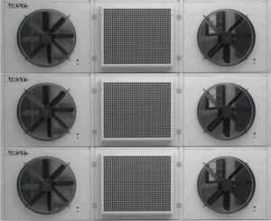 Instalação modular externa da unidade UniCool-Edge montada na parede.